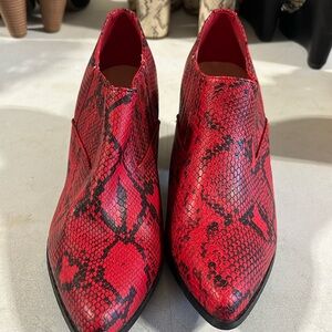 Show dazzle, size 8, red and black